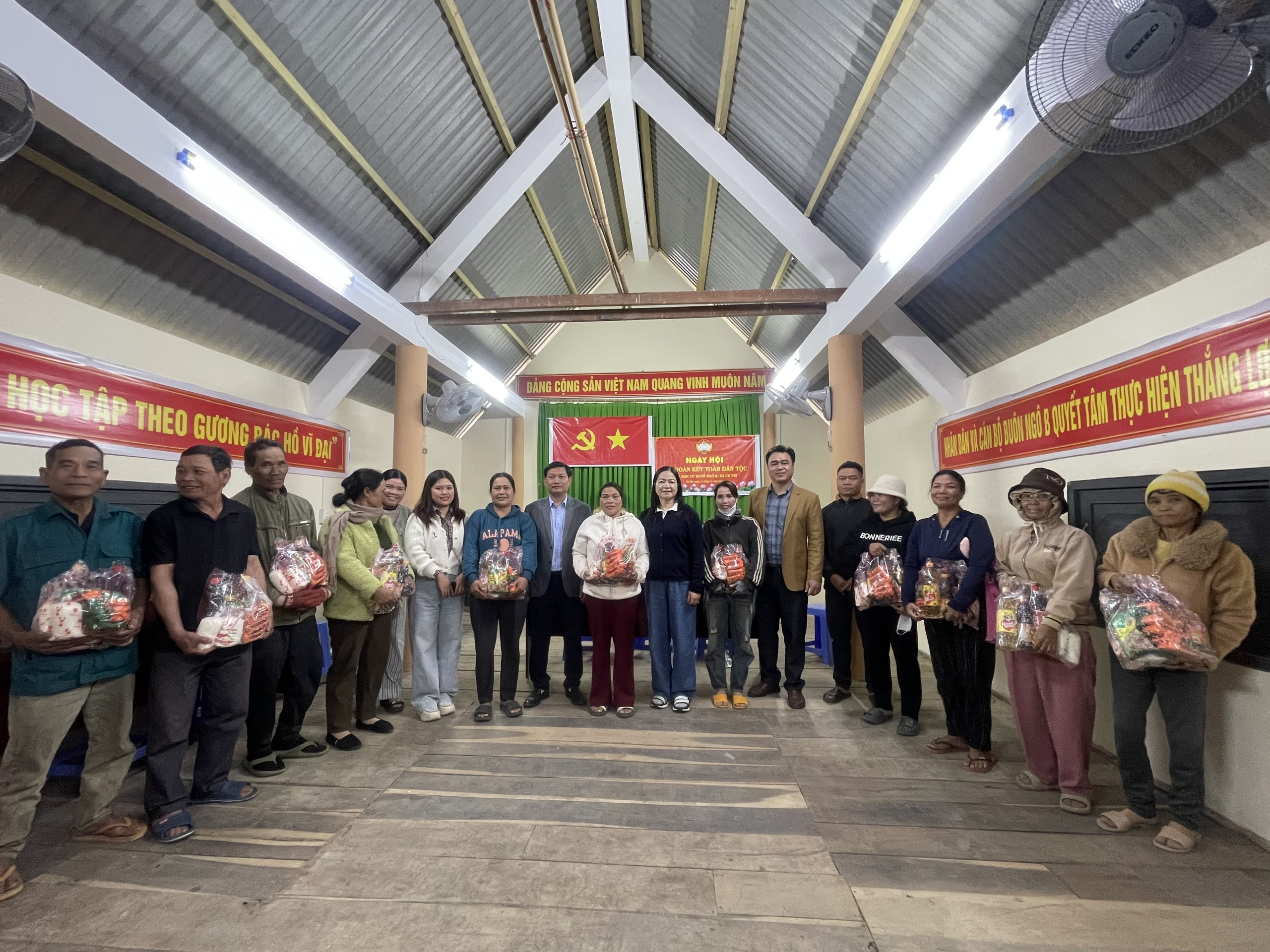 BỆNH VIỆN ĐA KHOA VÙNG TÂY NGUYÊN TRAO QUÀ TẾT TẠI BUÔN NGÔ B, XÃ CƯ PUI